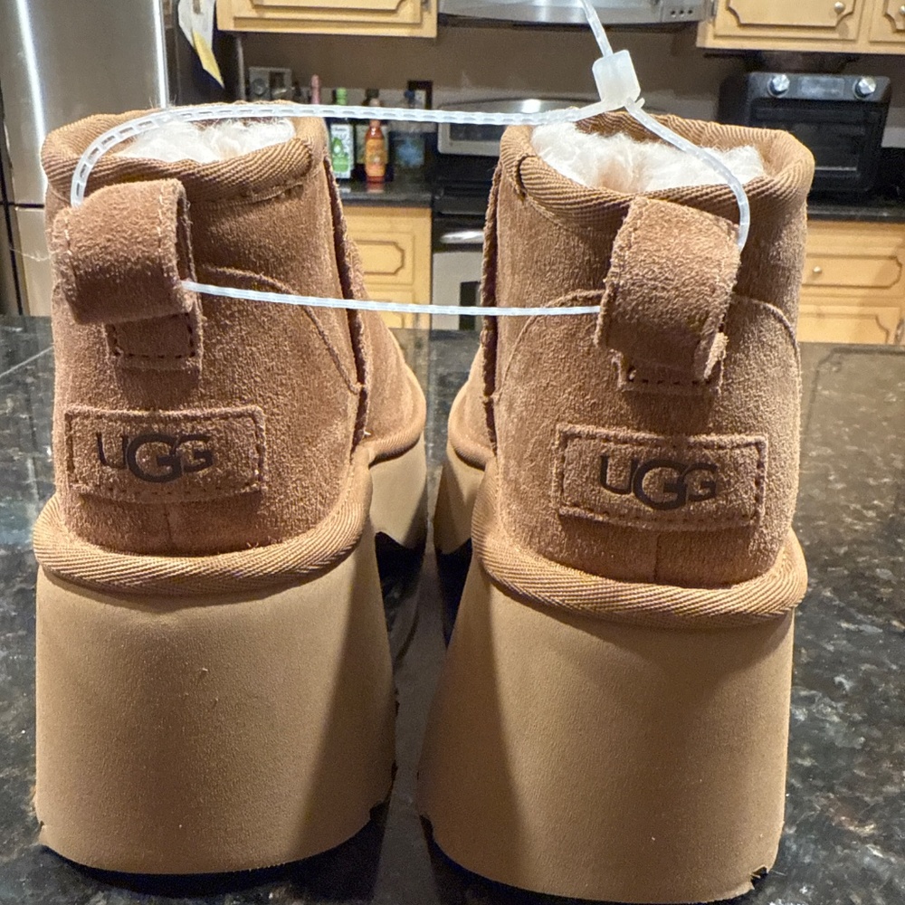 UGG New Heights - Picture 2 of 2